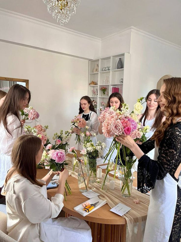 Atelier floral créatif à Paris : composition de bouquets entre amies