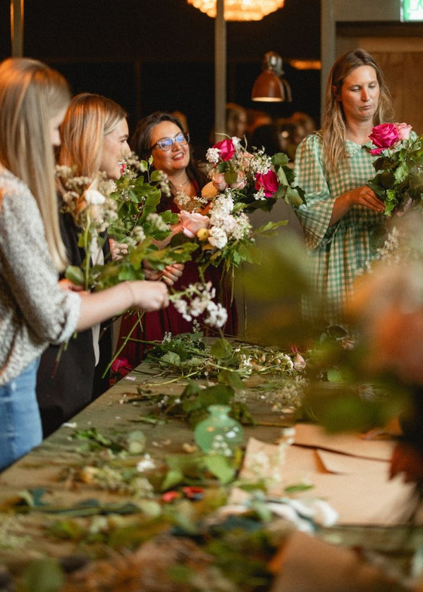 Atelier de composition florale My Flower Class à Paris : table de création avec fleurs et matériel