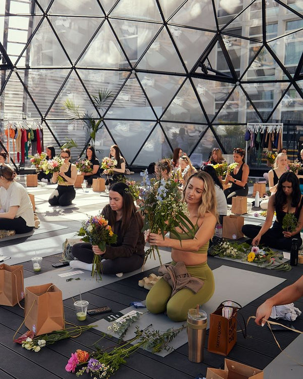Atelier floral privé à Paris : participantes en pleine composition de bouquets de fleurs fraîches